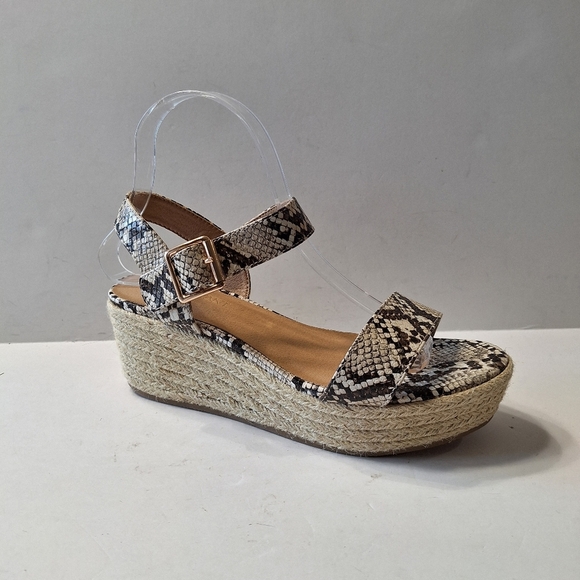 Lane Bryant Cream Black Snakeskin Mobwife Retro Strappy Platform Wedges Size 7W - Picture 1 of 15